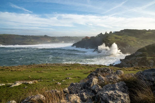 Una Vista Enorme Oleada Tormentas Olas Oceánicas Que Estrellan Orilla — Foto de Stock