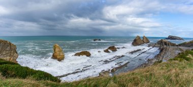 Kuzey İspanya 'da Cantabria' da engebeli ve vahşi bir sahil şeridi.