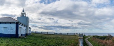 Cabo de Busto deniz fenerinin manzarası
