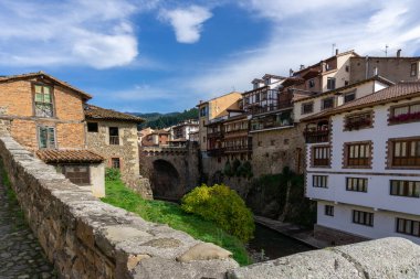 Potes, Cantabria / İspanya - 5 Kasım 2020: Picos de Europa bölgesindeki cennet gibi İspanyol dağ köyü