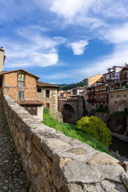 Potes, Cantabria / İspanya - 5 Kasım 2020: Picos de Europa bölgesindeki cennet gibi İspanyol dağ köyü