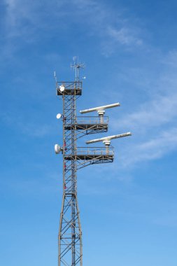 Bir radyo ve radar antenini kapatın.