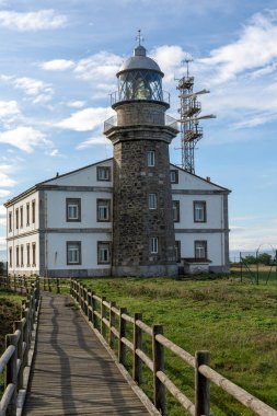 Asturias Cabo de Penas 'taki deniz fenerinin manzarası