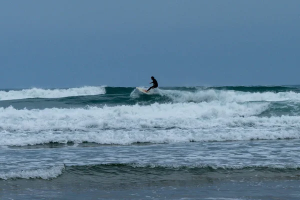 Rodiles Astúrias Espanha Novembro 2020 Homem Fato Mergulho Surfando Ondas — Fotografia de Stock