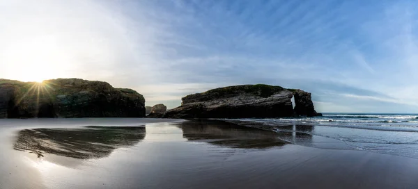 Gün Batımında Galiçya Kumlu Sahil Manzarası Sarp Kayalıklar — Stok fotoğraf