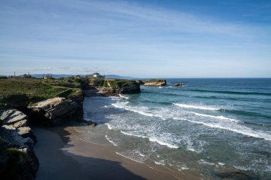 Galiçya 'daki Playa de Catedrales sahillerinin manzarası.