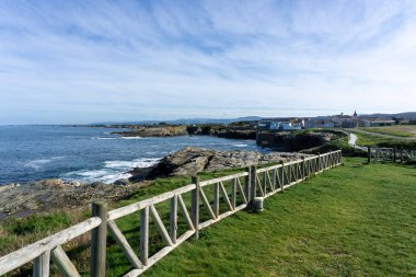 Galiçya kıyısındaki küçük köy ve liman manzarası