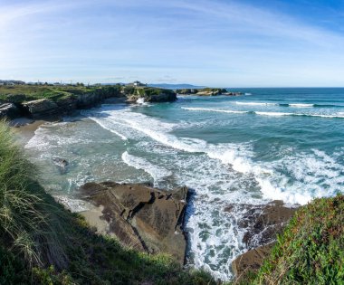 Galiçya 'daki Playa de Catedrales sahillerinin manzarası.