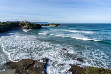 Galiçya 'daki Playa de Catedrales sahillerinin manzarası.