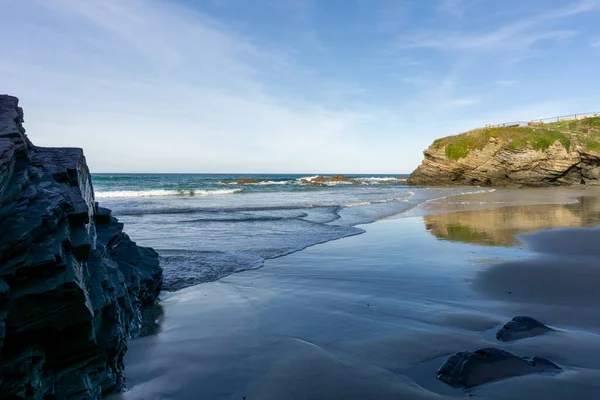 Una Cálida Noche Dorada Una Playa Arena Con Acantilados Irregulares — Foto de Stock