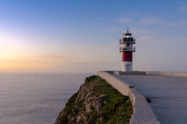 Gün batımında Galiçya sahilindeki Cabo Ortegal deniz feneri.