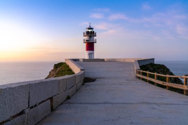 Gün batımında Galiçya sahilindeki Cabo Ortegal deniz feneri.
