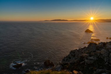 Kuzey İspanya 'da Galiçya' nın vahşi kayalık sahillerinde güzel bir gün doğumu.