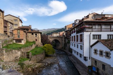 Potes, Cantabria / İspanya - 5 Kasım 2020: Picos de Europa bölgesindeki cennet gibi İspanyol dağ köyü