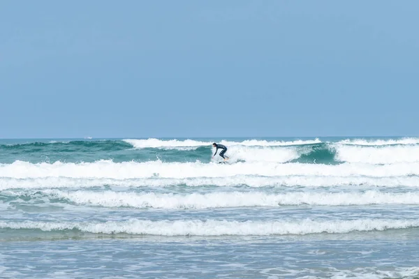 Rodiles Asturias España Noviembre 2020 Hombre Traje Neopreno Surfeando Olas —  Fotos de Stock