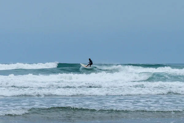 Rodiles Asturias España Noviembre 2020 Hombre Traje Neopreno Surfeando Olas —  Fotos de Stock