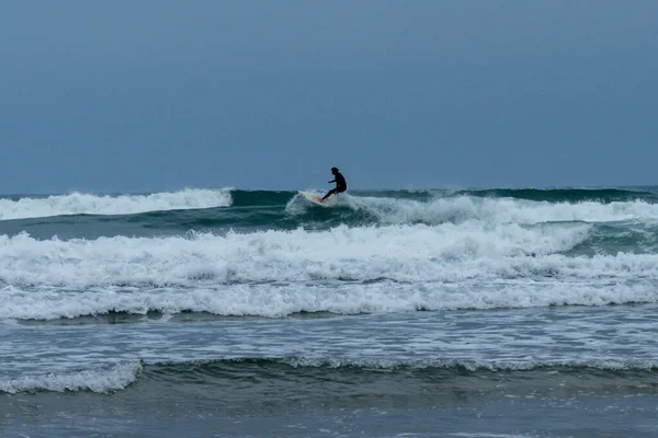 ロディレス アストゥリアス州 スペイン 2020年11月6日 スペイン北部のアストゥリアス州で素晴らしい波をサーフィンウェットスーツの男 — ストック写真