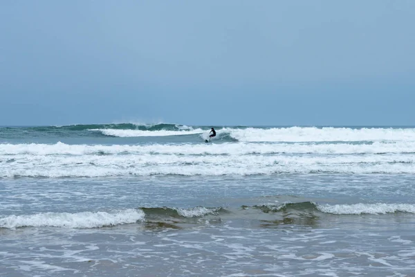 Rodiles Astúrias Espanha Novembro 2020 Homem Fato Mergulho Surfando Ondas — Fotografia de Stock