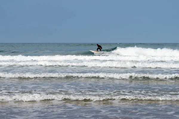 Rodiles Asturias España Noviembre 2020 Hombre Traje Neopreno Surfeando Olas — Foto de Stock