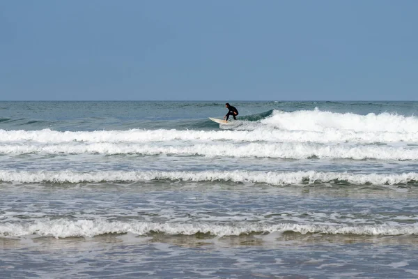 Rodiles Astúrias Espanha Novembro 2020 Homem Fato Mergulho Surfando Ondas — Fotografia de Stock