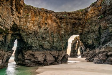 Kuzey İspanya 'daki Galiçya' daki Playa de las Catedrales Plajı 'nda güzel bir gün doğumu.