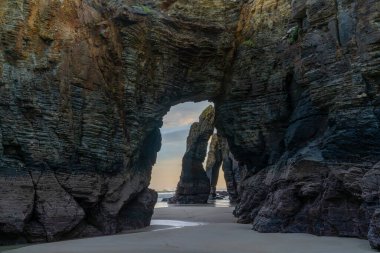 Kuzey İspanya 'daki Galiçya' daki Playa de las Catedrales Plajı 'nda güzel bir gün doğumu.