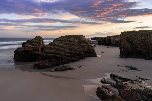 Een Prachtig Strand Met Fijn Zand Rotsachtige Kliffen Bij Zonsopgang — Stockfoto