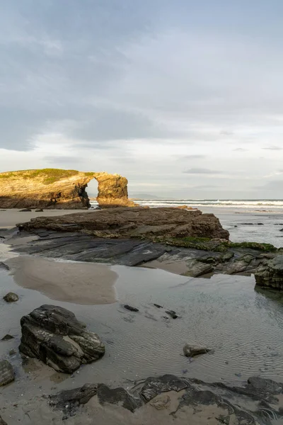 Una Bella Spiaggia Con Sabbia Fine Scogliere Rocciose All Alba — Foto Stock