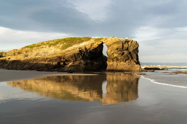 Een Prachtig Strand Met Fijn Zand Rotsachtige Kliffen Bij Zonsopgang — Stockfoto