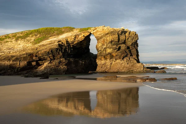 Uma Bela Praia Com Areia Fina Penhascos Rochosos Nascer Sol — Fotografia de Stock