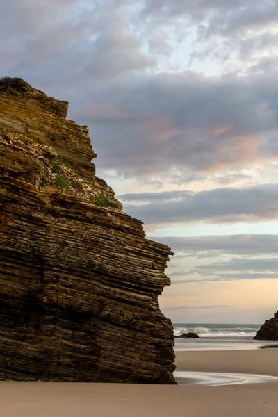 Una Hermosa Playa Con Arena Fina Acantilados Rocosos Amanecer — Foto de Stock