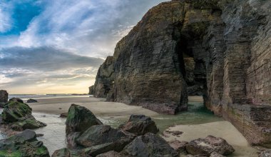 Kuzey İspanya 'daki Galiçya' daki Playa de las Catedrales Bbeach.
