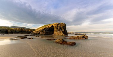 Kuzey İspanya 'daki Galiçya' daki Playa de las Catedrales Bbeach.