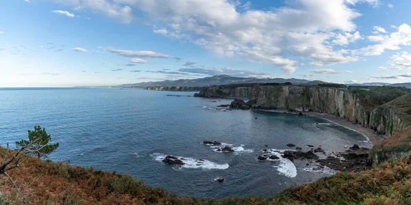 秋のスペイン北部の険しい海岸線のパノラマ — ストック写真