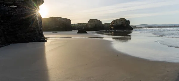 Gün Batımında Galiçya Kumlu Sahil Manzarası Sarp Kayalıklar — Stok fotoğraf