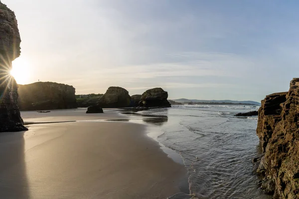 Panorama Piaszczystej Plaży Postrzępionych Klifów Galicji Zachodzie Słońca — Zdjęcie stockowe