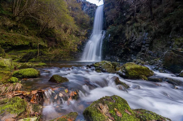 Sonbaharda Asturias 'taki Cascada de Cioyo şelalesinin manzarası