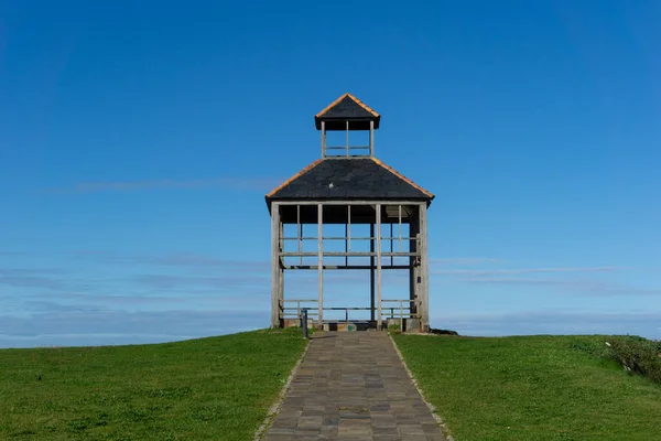 Een Eenvoudig Prieel Paviljoen Met Stenen Loopbrug Een Groene Weide — Stockfoto