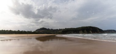 İspanya 'nın kuzeyindeki Asturias' taki güzel Rodiles Sahili manzarası