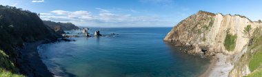 Kuzey kıyısındaki Asturias 'taki Playa de Silencio plajının manzarası. İspanya