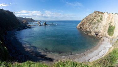 Kuzey kıyısındaki Asturias 'taki Playa de Silencio plajının manzarası. İspanya