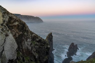 Kuzey İspanya 'daki Galiçya' nın vahşi kayalık sahillerinde güzel bir gün batımı.