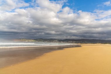 İspanya 'da kocaman, boş, kumlu bir sahil.