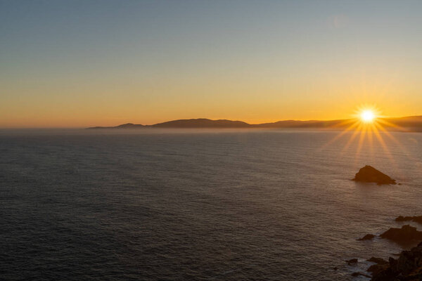 красивый восход солнца на диком скальном побережье галисии на севере Испании