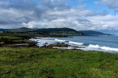Cantabrian Denizi manzarası ve Foz yakınlarındaki Galiçya 'nın sert kıyı şeridi.