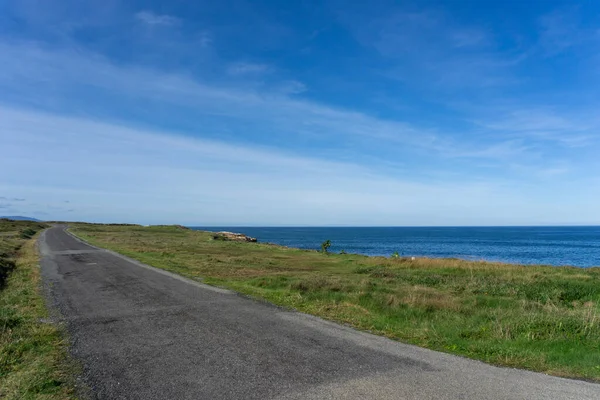 Kuzey İspanya 'da Galiçya' nın vahşi ve engebeli kıyısında ıssız bir köy yolu.