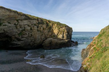 Galiçya 'daki Playa de Catedrales sahillerinin manzarası.