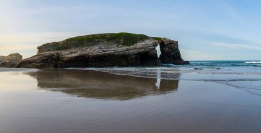 Galiçya 'daki Playa de Catedrales sahillerinin manzarası.