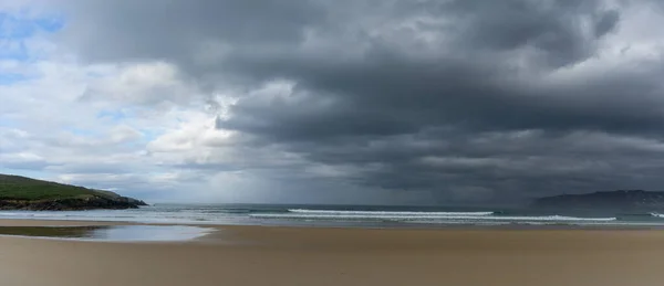 Panorama Una Playa Arena Dorada Vacía Grande Debajo Cielo Mal —  Fotos de Stock