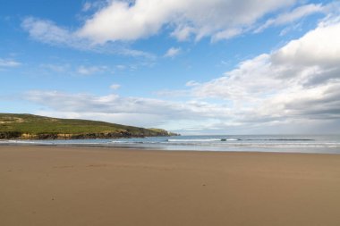 İspanya 'da kocaman, boş, kumlu bir sahil.